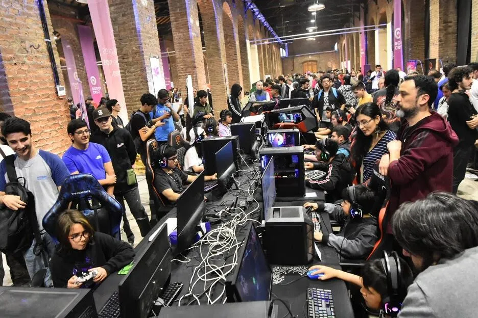 Gaming arena and visitors at Espacio Arizu