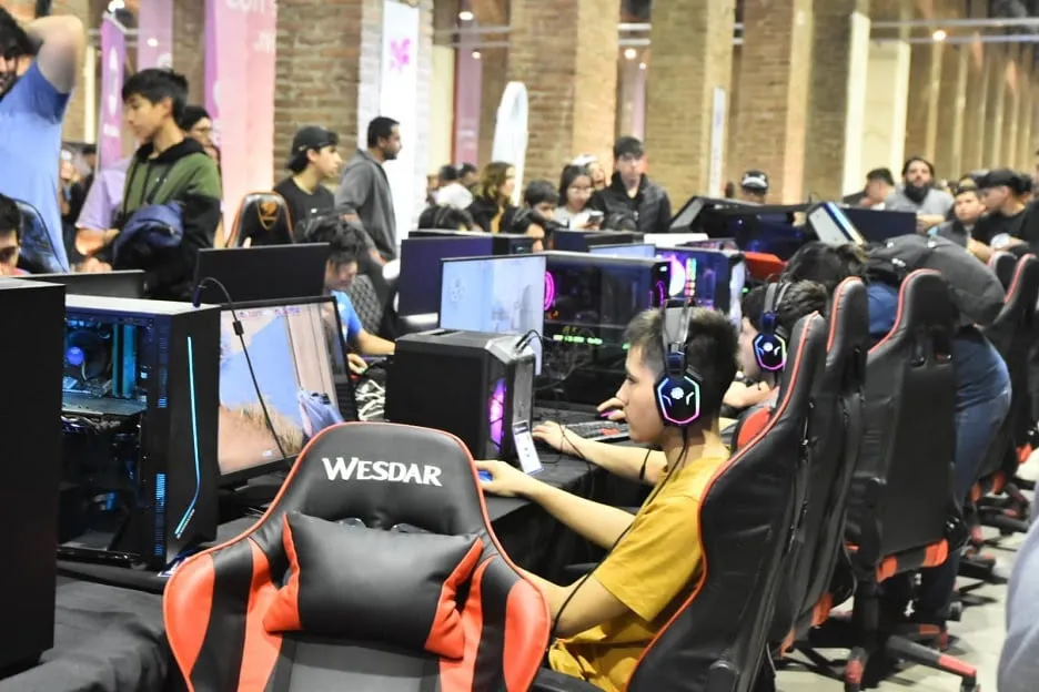 Gaming stations during Underc0de Day 2024