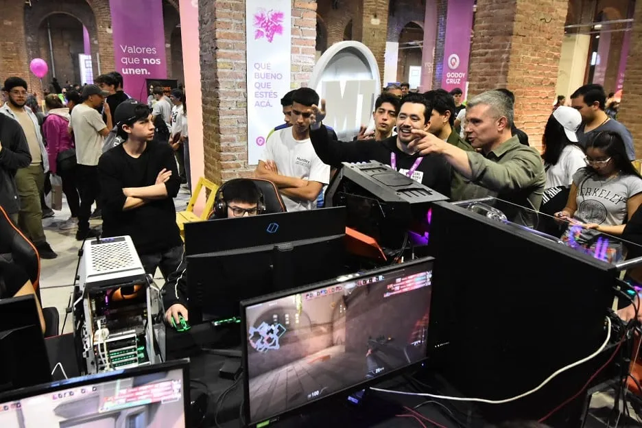Institutional tour through the gaming arena.